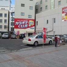 カラオケ店と共用の平面駐車場。