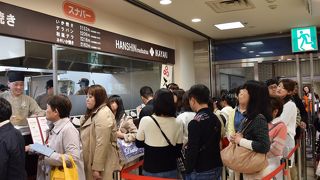 行列が絶え間ない店