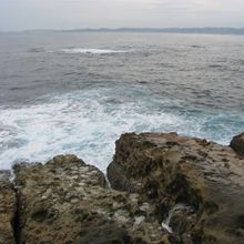 波が荒く打ち付けます