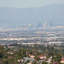 遠方にロスのビル群（ダウンタウン地区を望む）