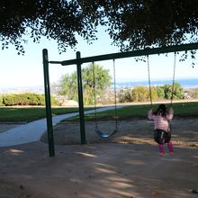 ビジターセンター＆駐車場にある子供遊び場