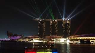 マーライオン側からはゆっくり見られます。