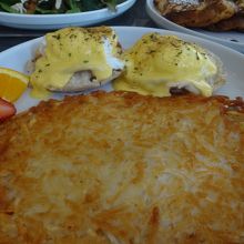 付け合せのハッシュポテトが主役のようなエッグ・ベネディクト