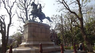 立派な銅像でよく目につきます。