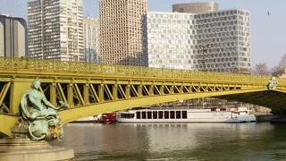 パリの西側にあるセーヌ川に架かる橋です。