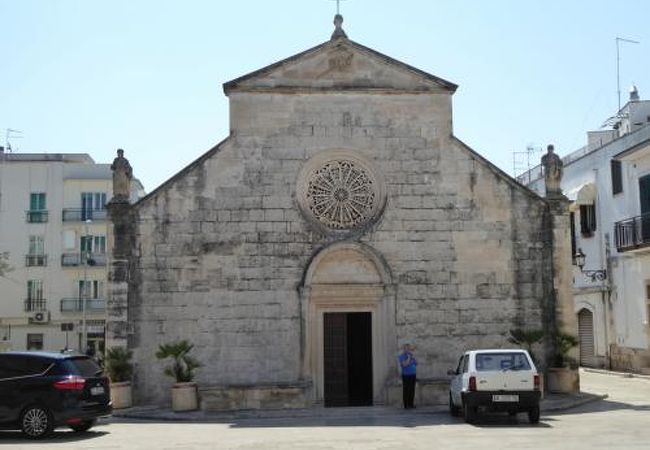 バラ窓が美しい教会です♪