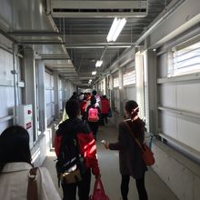 通路を通り外へ