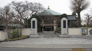 大山街道沿いにある浄土真宗のお寺で、本堂にある聖徳太子立像は町田市の指定文化財です。