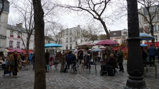 似顔絵売りしか見当たらなかった。