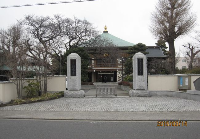 大山街道沿いにある浄土真宗のお寺で、本堂にある聖徳太子立像は町田市の指定文化財です。