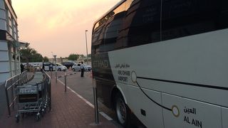 キレイなバスで楽々 ドバイへ。