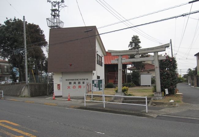 昭和46年鶴間熊野神社新築の折に熊野神社内殿をもらい受け、日枝神社の内宮殿として安置されました。