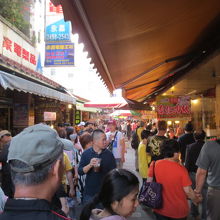 多くの人で賑わう老街