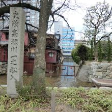 赤い柵の奥の入江が船入です