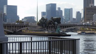 橋の北詰に大阪天満宮がある