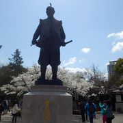 豊国神社(大阪城内)正面にある秀吉公銅像