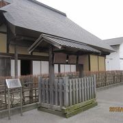 下鶴間ふるさと館には、市指定重要文化財の旧小倉家の母家と土蔵が復元されています。