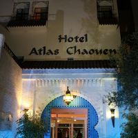 玄関先はライトアップされています。