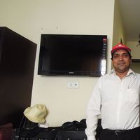 世話係のおじさんです。