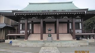 境川の支流の目黒川西の、矢倉沢往還沿いの台地にあます。