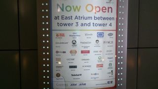 コンラッドホテルと隣接する大型ショッピングモール