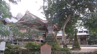 温泉街の中に佇む『三朝神社』