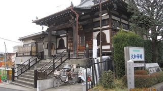 泉の森公園の近くの旧大山街道沿の高い階段の上にある木造づくりの非常に風格のあるお寺です