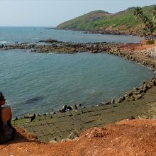 崖の上からの眺めがいいアンジュナ・ビーチ