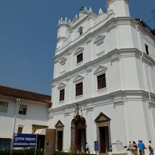 ≪アッシジの聖フランシス教会≫と考古学博物館（画像左手）