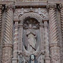 ≪アッシジの聖フランシス教会≫内部。インド的要素が濃い彫刻