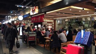 空港内に梅光軒