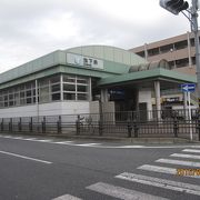 当初は「新横浜北」の名前でしたが、新幹線と交差する「新横浜」と間違える人が多いので、現在の名前になりました。