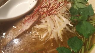 大学の講義室のようなラーメン店