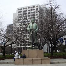 皇居の方を向いて立っています