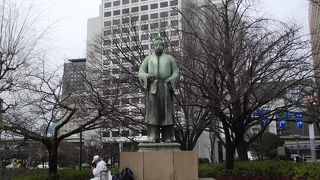 高さ４.２ｍと大きく堂々とした姿の銅像です