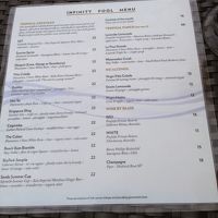 屋上プールのバーのメニュー、昔より高くなった気が。。