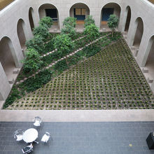 館内には中庭もあります