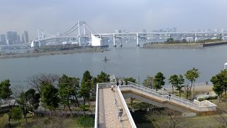 ちょっと離れて見た方が。