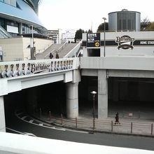 歩道の途中に選手が勢揃いした横断幕がありました。