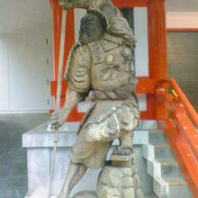 入口には和歌山生まれの弁慶の像があります。