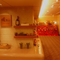 ロビーの一角。なぜ「お雛様」？