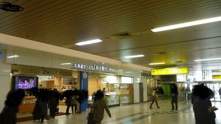 駅構内にあり、出発前の情報収集と食料調達ができる