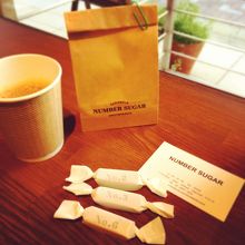 店内のスペースでキャラメルとコーヒー