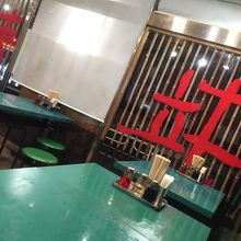 緑のテーブルが印象的