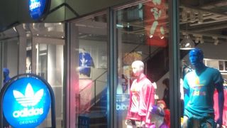 スニーカーそろってます