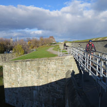 外から見るだけでも壁の強固さが伝わってきます