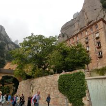 モンセラット修道院横で、ガラスの扉が目印です。