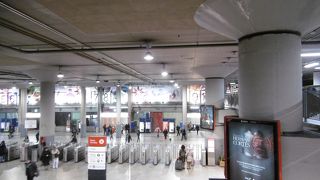 マドリード・プエルタ・デ・アトーチャ駅のすぐ隣にあります