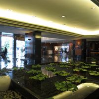 広いロビー中央部には、蓮(ロータス)の浮かぶ池があります