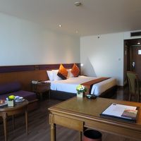 デスクやテーブルにも花があるなんて、嬉しい気分になります